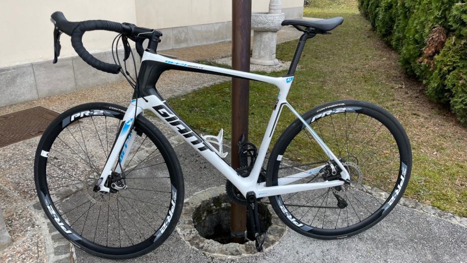 Giant Defy Advanced 2 (karbon, 105, disk zavore, velikost L)