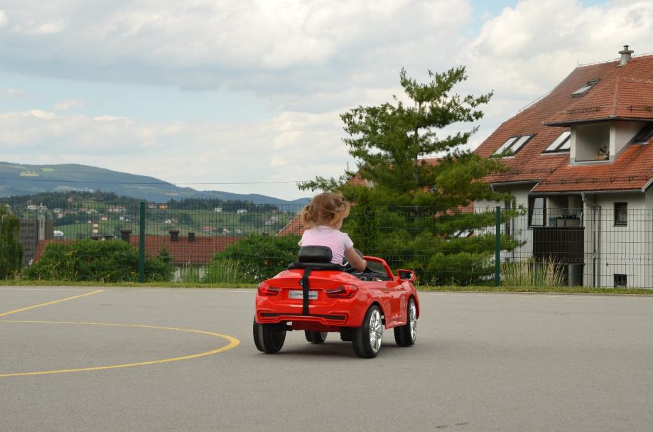 BMW 4 avto na akumulat z daljinskim kontrolnikom in mp3 predvajalnikom