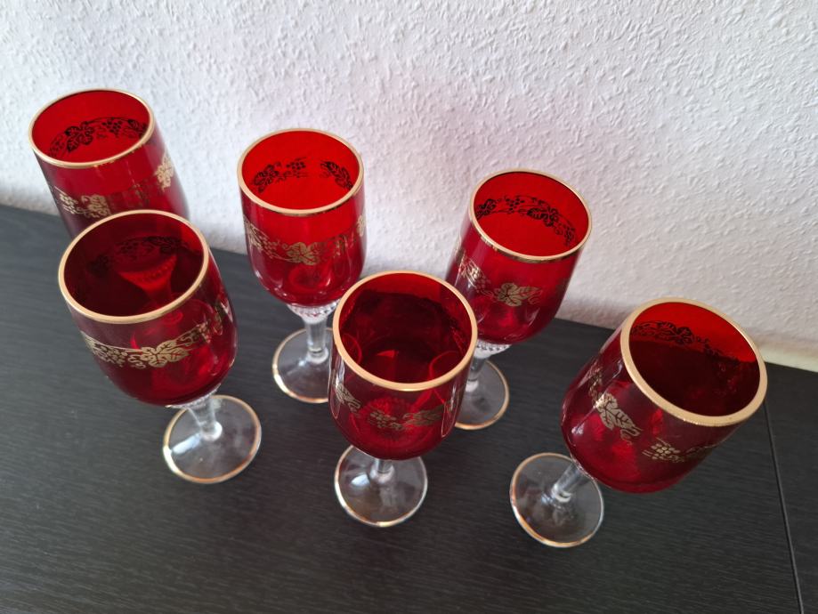 Set vintage rdečih kozarcev – elegantni in redki!