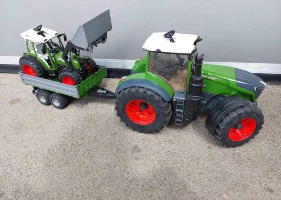 2 x traktor FENDT + prikolica - vse je znamke BRUDER