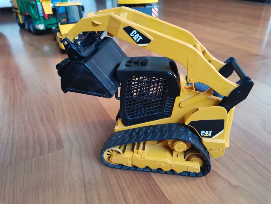 Bruder nakladač Caterpillar z gosenicami