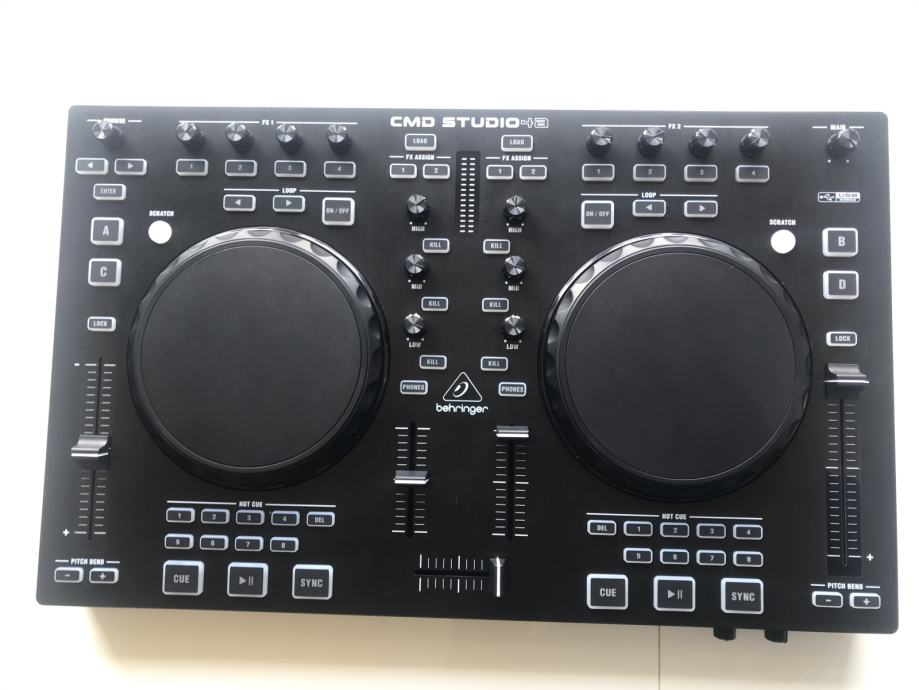 Behringer CMD STUDIO 4A DJ kontrolna miza