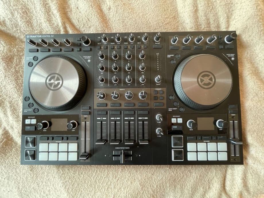 DJ kontroler Traktor Kontrol S4 MK3