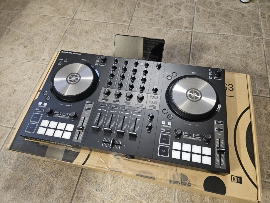 DJ kontroler TRAKTOR S3 MK2