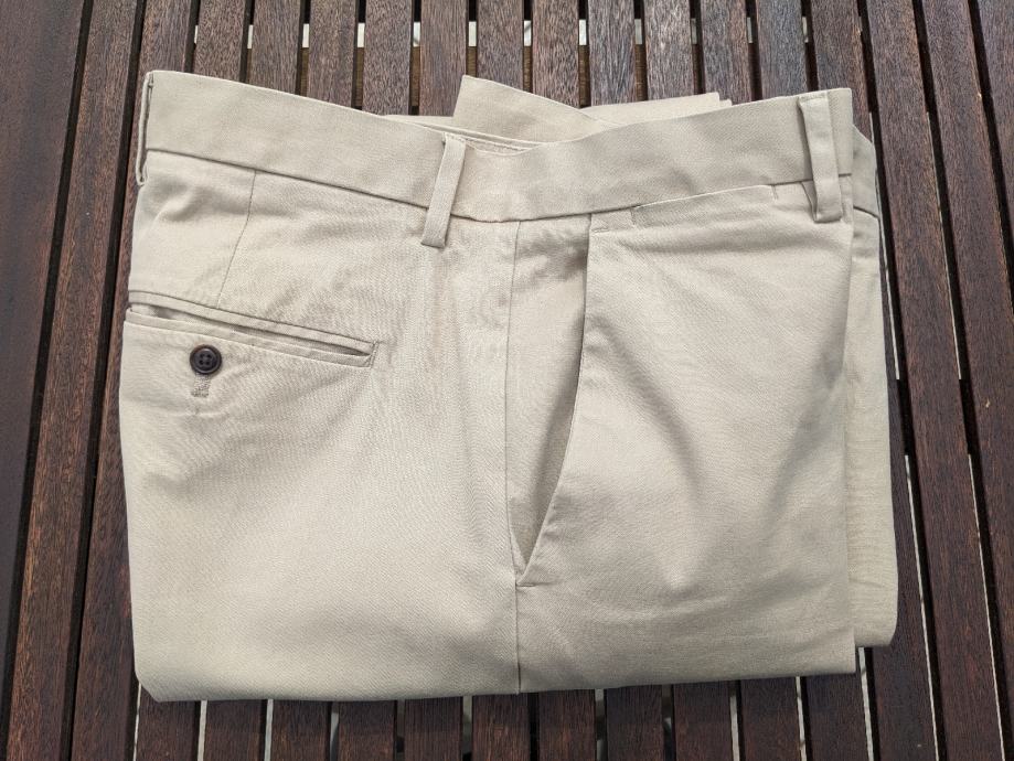 Gap khaki straight hlače. W32 L34