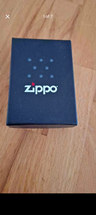 Zippo z skatlo in papirji