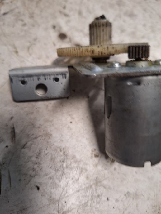 Elektromotor 220v, z zobniškim prenosom,50x35mm, cena 7 euro