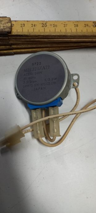 Elektromotor z reduktorjem od mikrovalovne, izhod 2,5-3 rpm,  220v, 3w