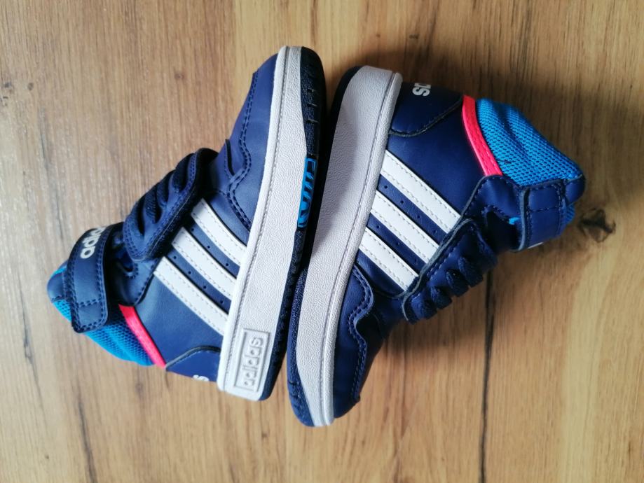 NOVE Adidas superge, št. 24