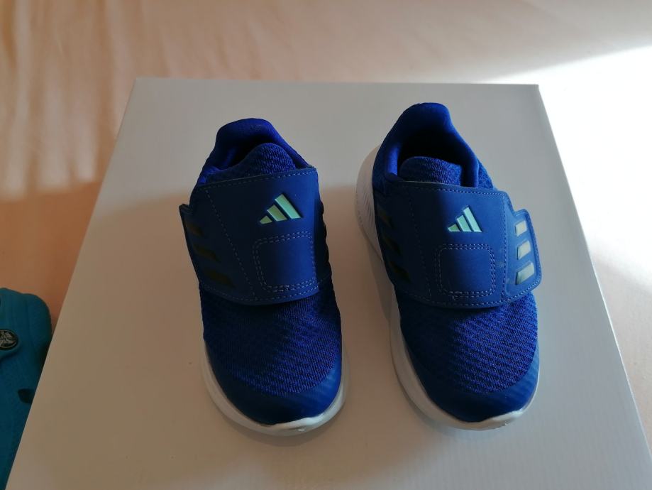 Otroške Adidas superge št. 25 NOVE