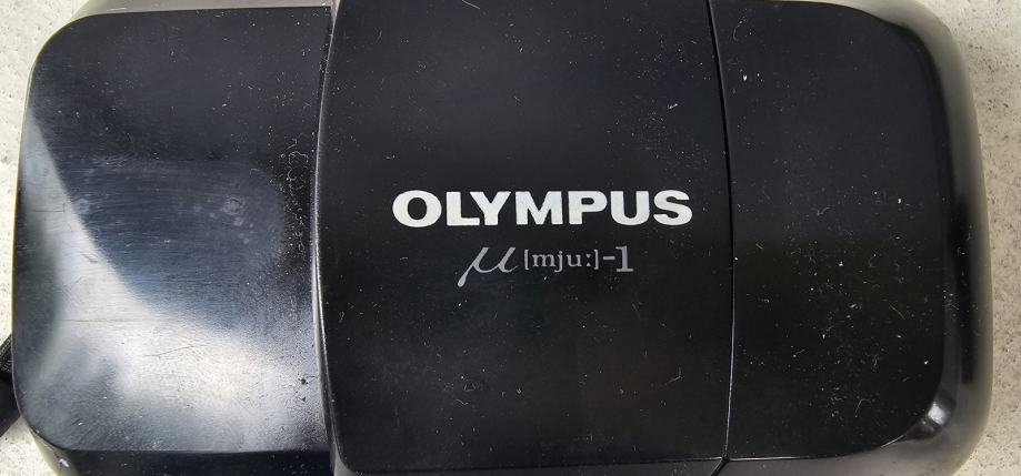 OLYMPUS M[mju:]-1 Analogni fotoaparat  V delujočem stanju  Brez bateri