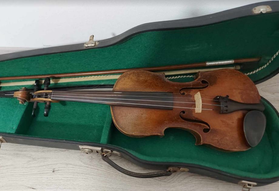 3/4 VIOLINA C. LEDERER, urejena, brezhibna