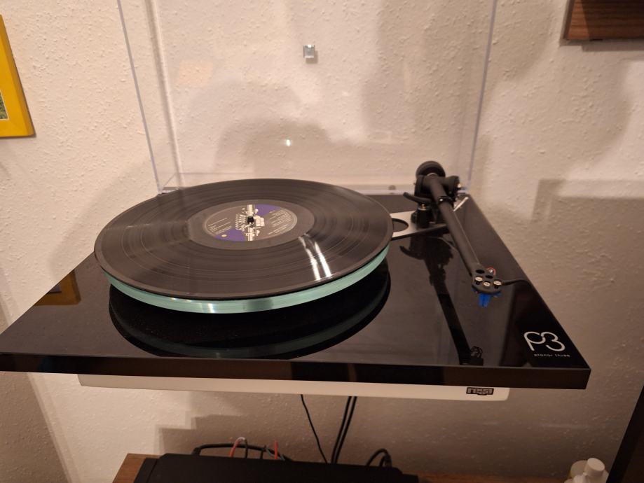 Rega P3 in stenska polica