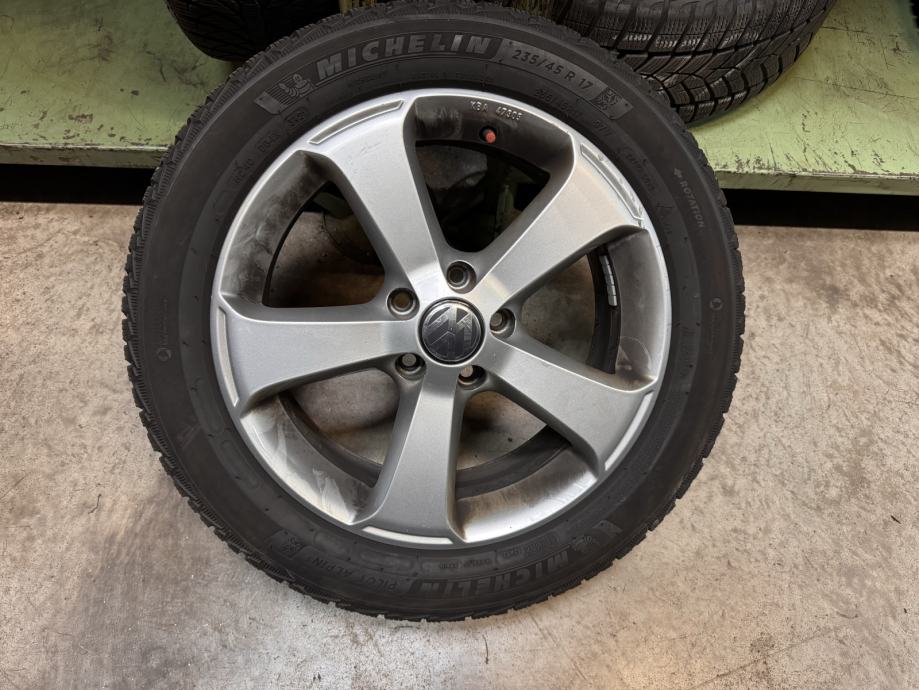 Zimske pnevmatike Michelin 97V na original VW platiščih 235/45 R17