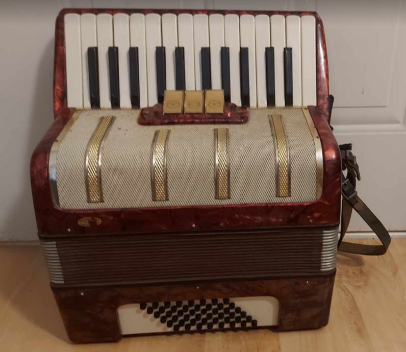 48.BASNA HARMONIKA HOHNER