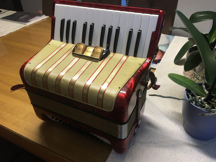 HOHNER Concertino I-48, servisirana, odlična, GARANCIJA.