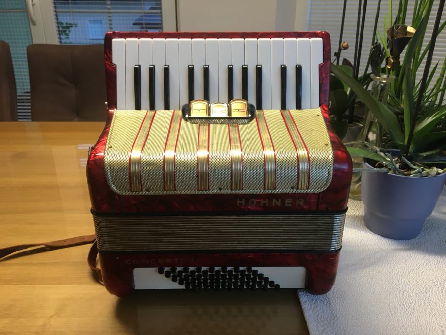 HOHNER Concertino I-48, servisirana, odlična, GARANCIJA.