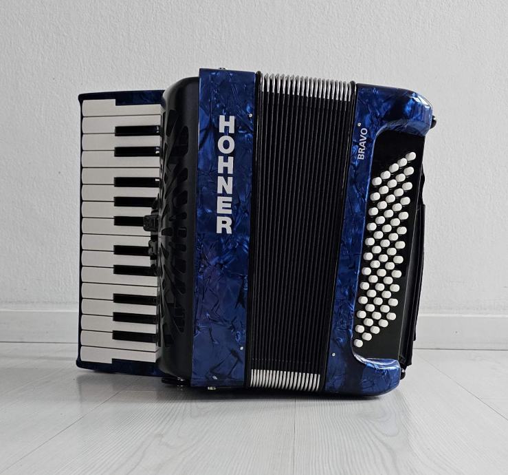 Klavirska harmonika Hohner Bravo II 60 s torbo - 60 basna