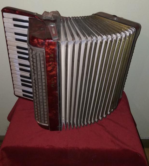 MELODIJA Traviata klavirska harmonika 80 basna , višina 44 cm.