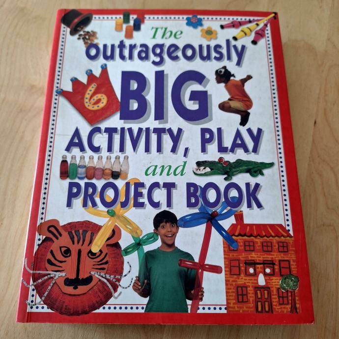 Ustvarjalna knjigaThe outrageously big activity, play and project book