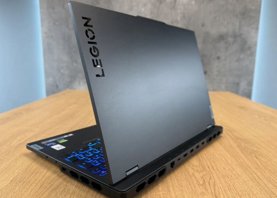 Lenovo Legion 7 Pro 4080 / i9-13900HX igralni prenosnik