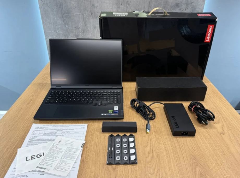 Lenovo Legion 7 Pro 4080 / i9-13900HX igralni prenosnik