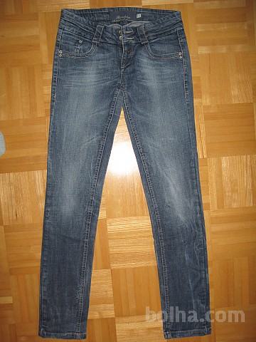 Hlače kavbojke - jeans, Bershka, vel. 34