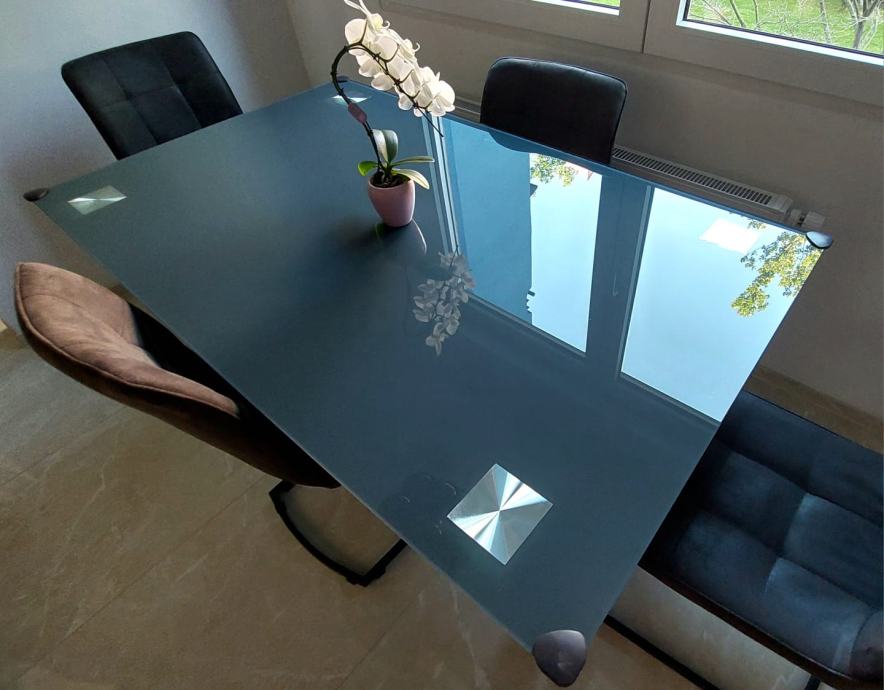 Steklena jedilna miza (kaljeno steklo) - dobro ohranjena