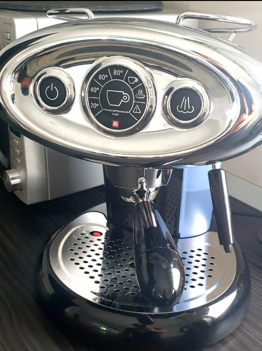 Kavni aparat illy iperespresso - X7.1 črne barve