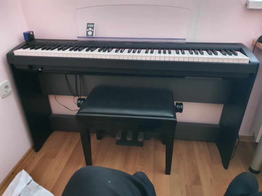 digitalni piano Yamaha P-95 s podstavkom, pedali ter nastavljiva klop