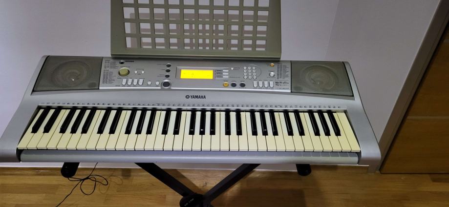 klavir yamaha psr-E303