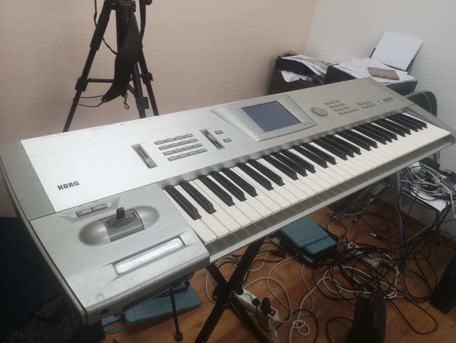 Korg Trinity 61  synthesizer/workstation + Gator case