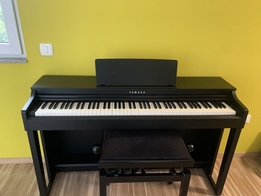 Pianino Yamaha Clavinova CLP-525 s klavirskim stolom