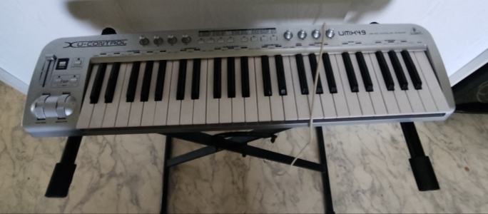 UMX49 midi controler Behringer