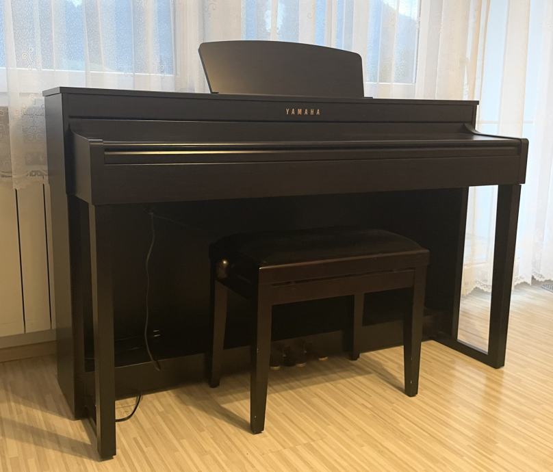 Yamaha Clavinova CLP-430 (digitalni piano) s klavirskim stolom