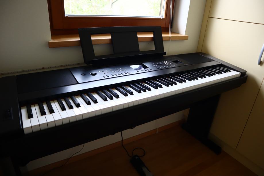 Yamaha Portable Grand DGX-650