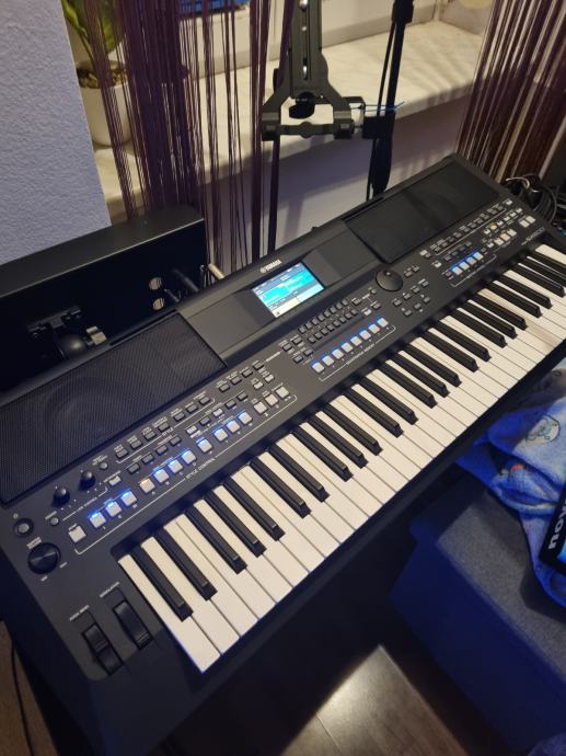 Yamaha PSR-sx 600  ( 470evrov) in Novation Bassstation 2 (280 evrov)