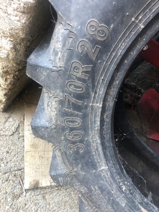 Prodam TRAKTORSKO GUMO 360/70R28