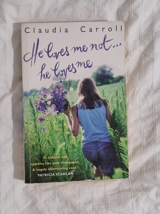 Claudia Caroll: He loves me not... he loves me