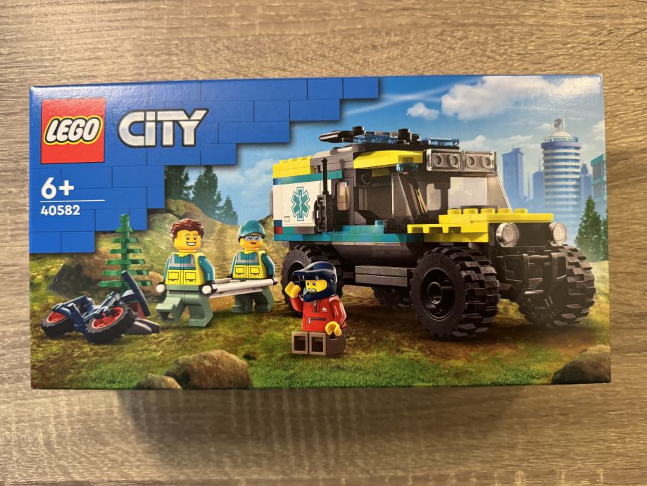 40582 LEGO City 4x4 Off-Road Ambulance Rescue