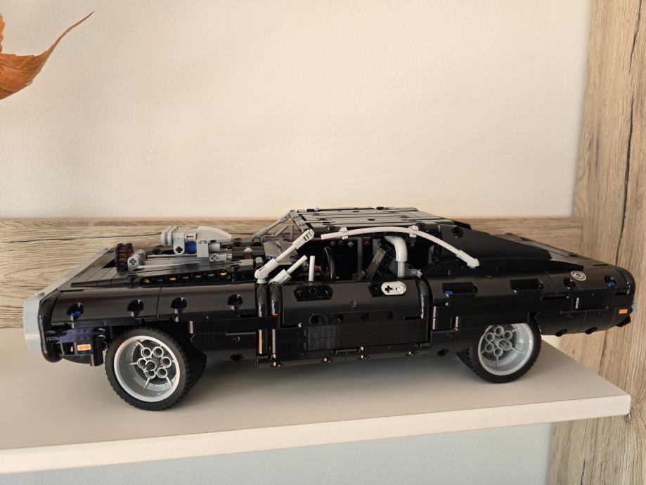 LEGO Dom's Dodge Charger iz filma Hitri in drzni (sestavljen)