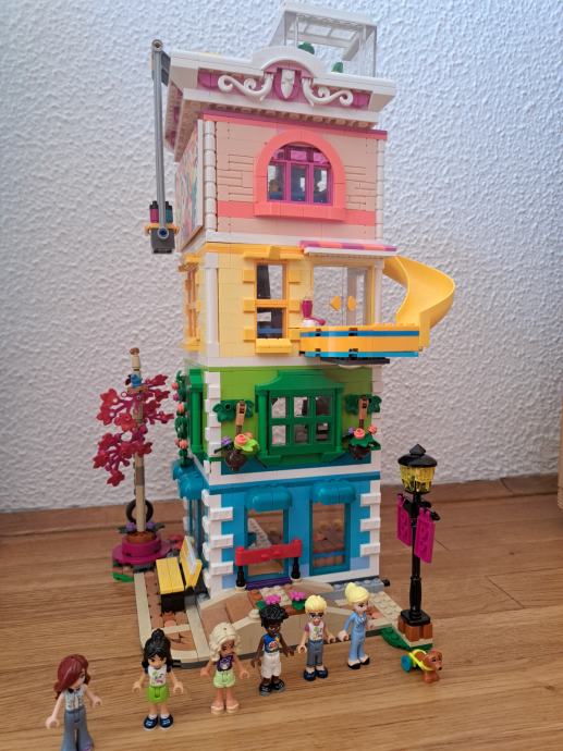 Lego friends kocke 41748 hiša - Center skupnosti Heartlake