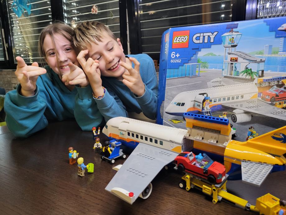 Lego kocke City Potniško letalo 60262