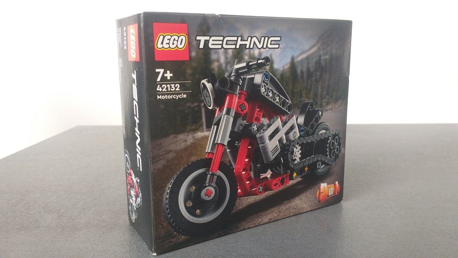 Nov set LEGO Technic: Motor 2v1 (42132)