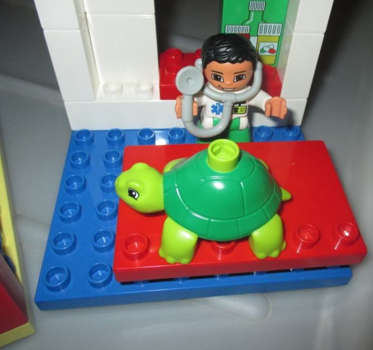 Velik Set Lego Duplo Klinika Za Male Ivali Set Z Zdravnikom