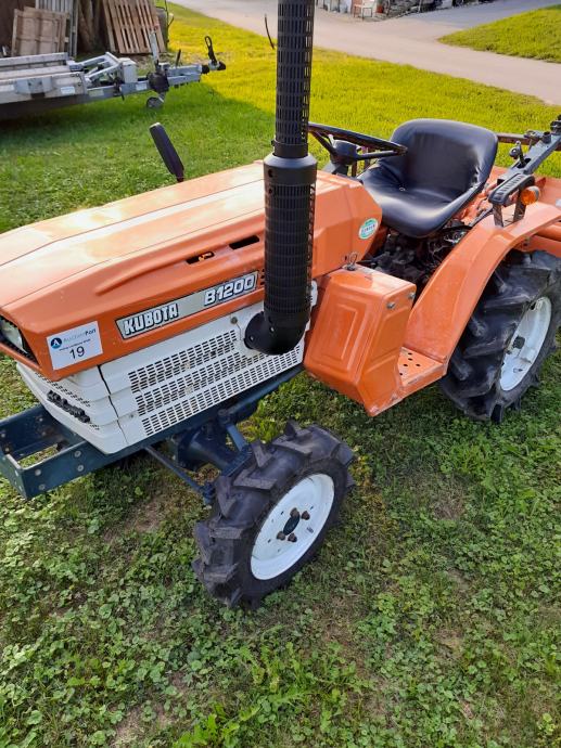 Prodam traktor Kubota B1200 4x4+ freza