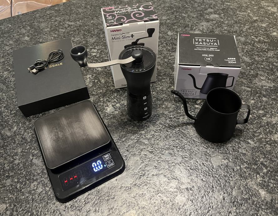 Hario V60 kettle, mlin za kavo in barista tehtnica