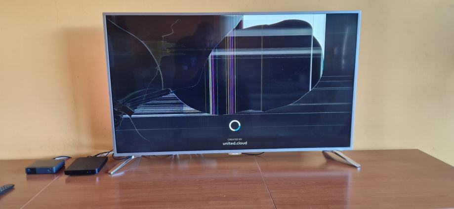 PHILIPS 4K TV 49PUS6501/12 (poškodovan)