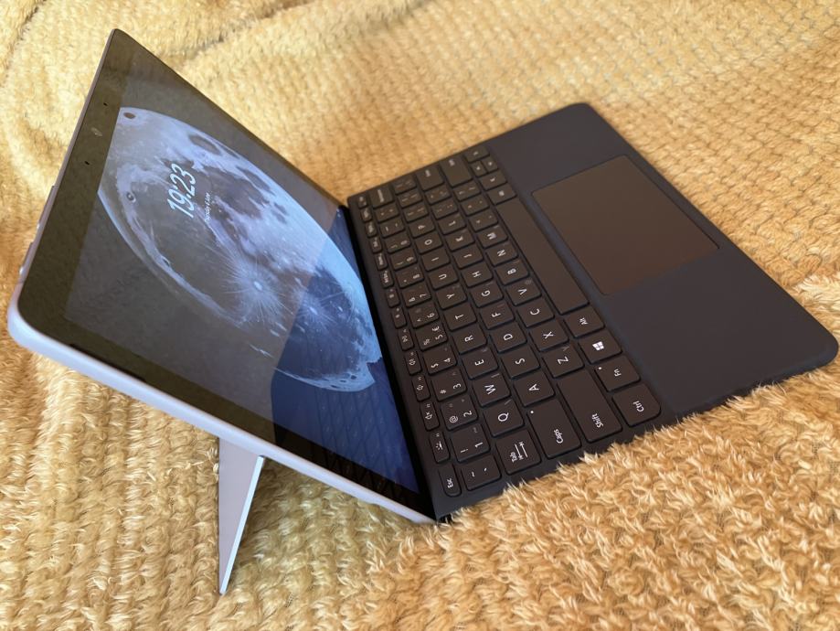 Prodam Microsoft Surface Go 3 prenosnik/tablica s tipkovnico