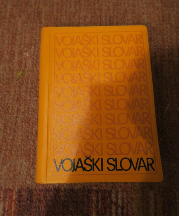 Vojaški slovar - odlično ohranjen 1977